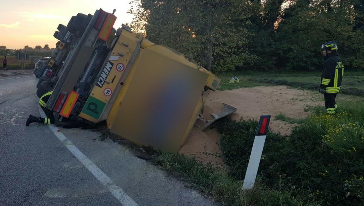 Autoarticolato carico di mangimi si ribalta a bordo strada: illeso l’autista - 