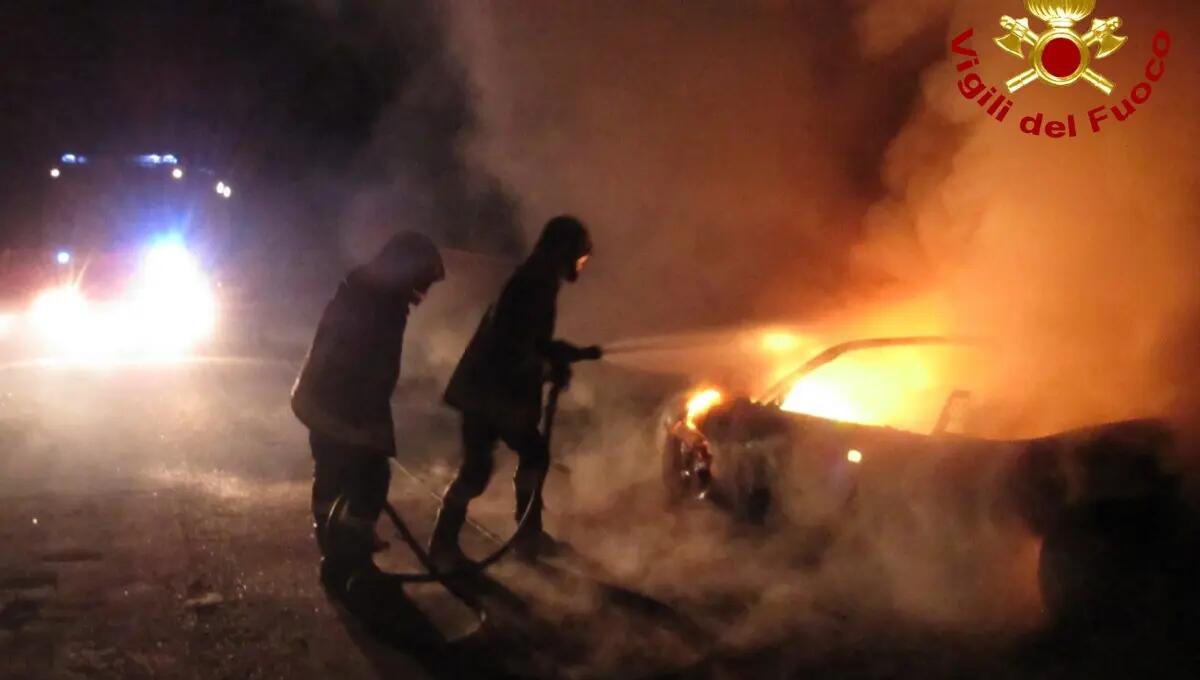 Auto sbanda, si ribalta e va a fuoco nella notte - 