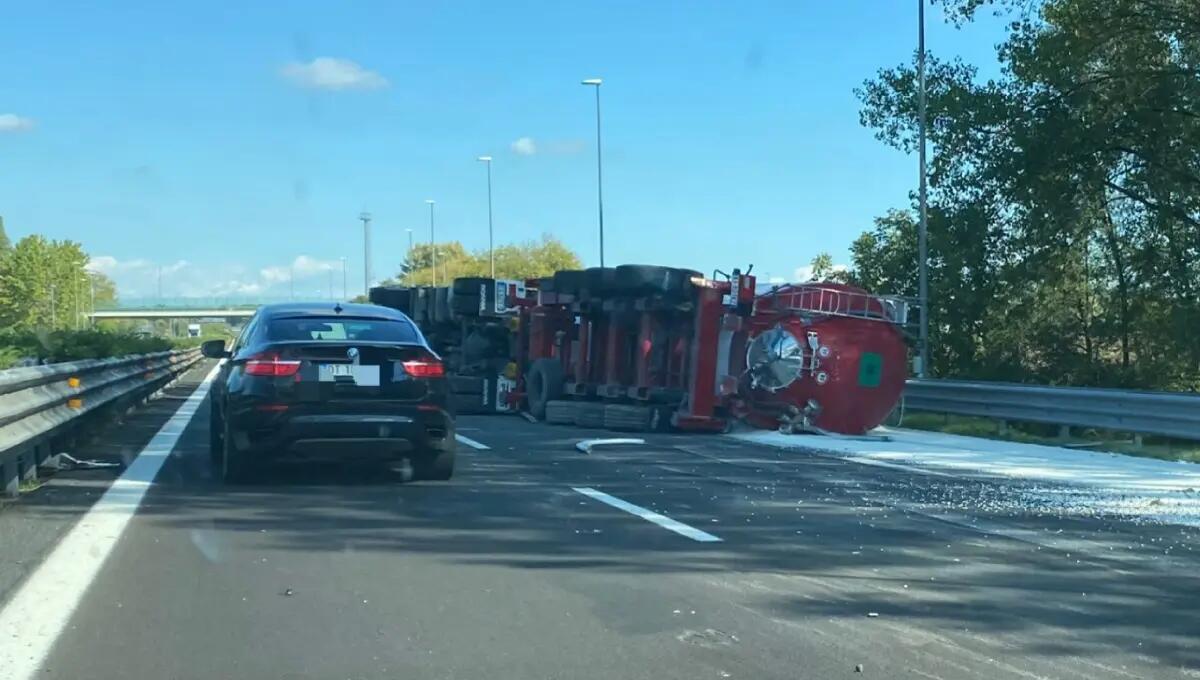 Autocisterna si ribalta in autostrada A28: ferito il conducente - 