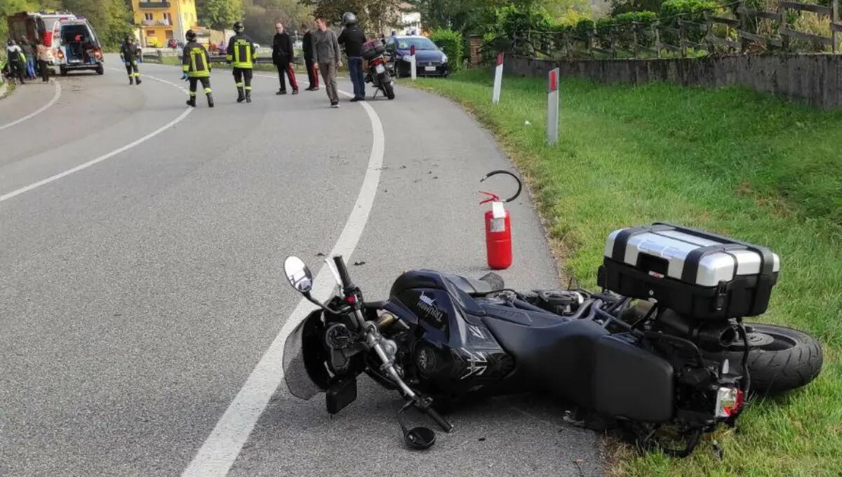 Coppia di centuari feriti a terra dopo la perdita di controllo della moto - 