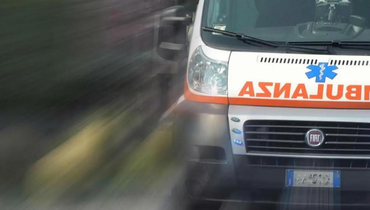 Camion dei rifiuti si ribalta nel fossato, ferito seriamente l'autista - 
