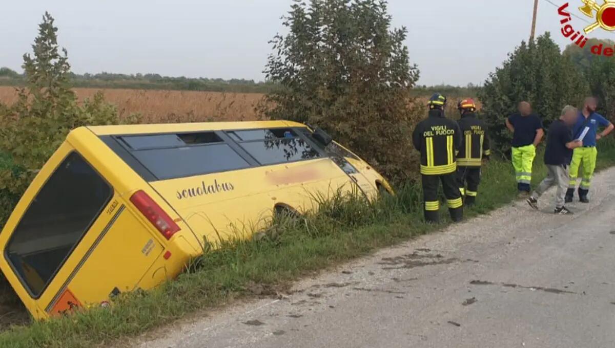 Scuolabus in un canale: 9 bambini finiscono all'ospedale, una è grave - 