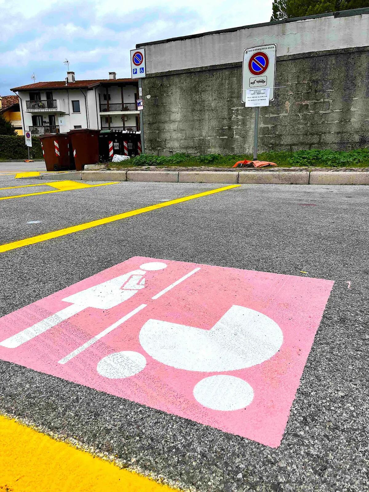 A Casarsa nuovi stalli rosa nei parcheggi - 
