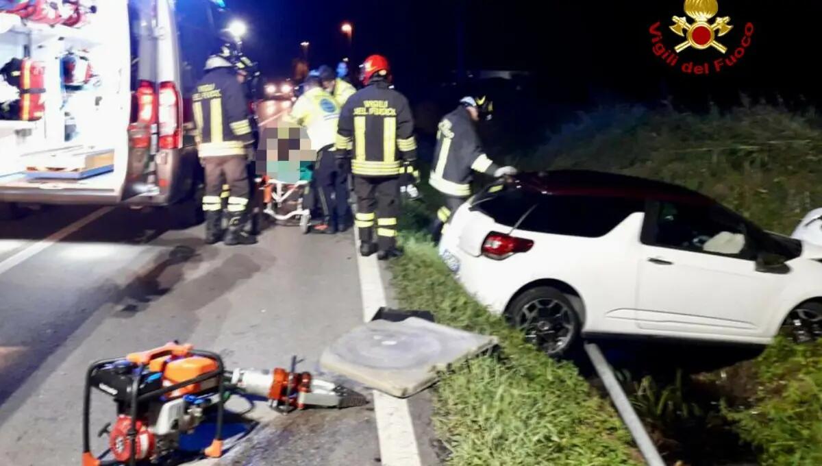 Sbanda con l'auto, abbatte un palo e finisce nel canale di scolo: donna ferita - 