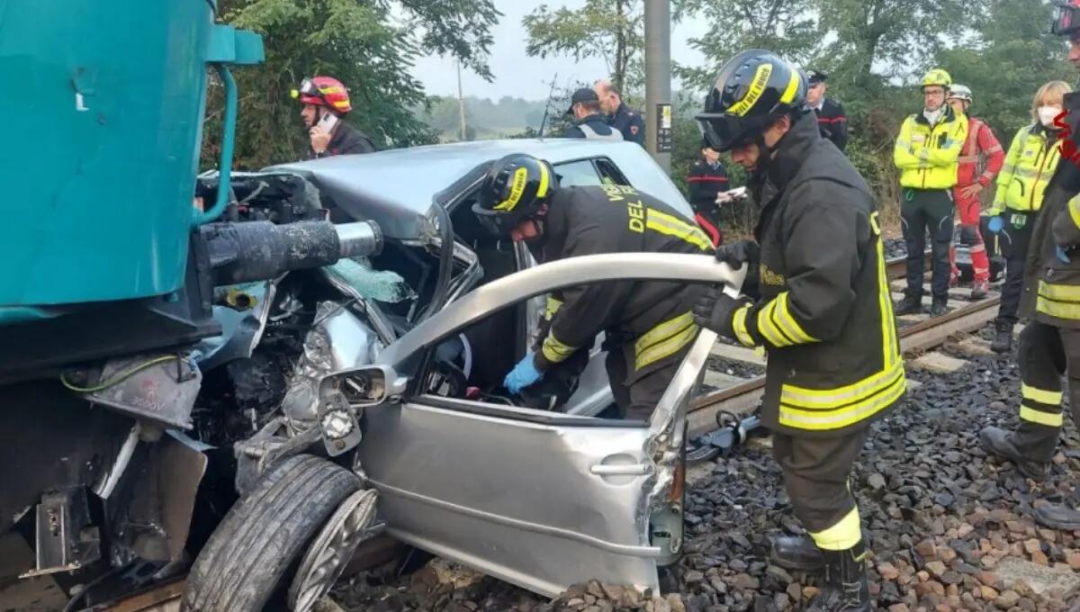 Auto travolta dal treno: rintracciato il proprietario - 