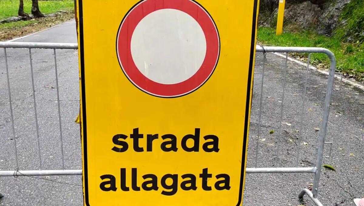 Maltempo, strada chiusa per allagamenti e un ponte pericolante - 