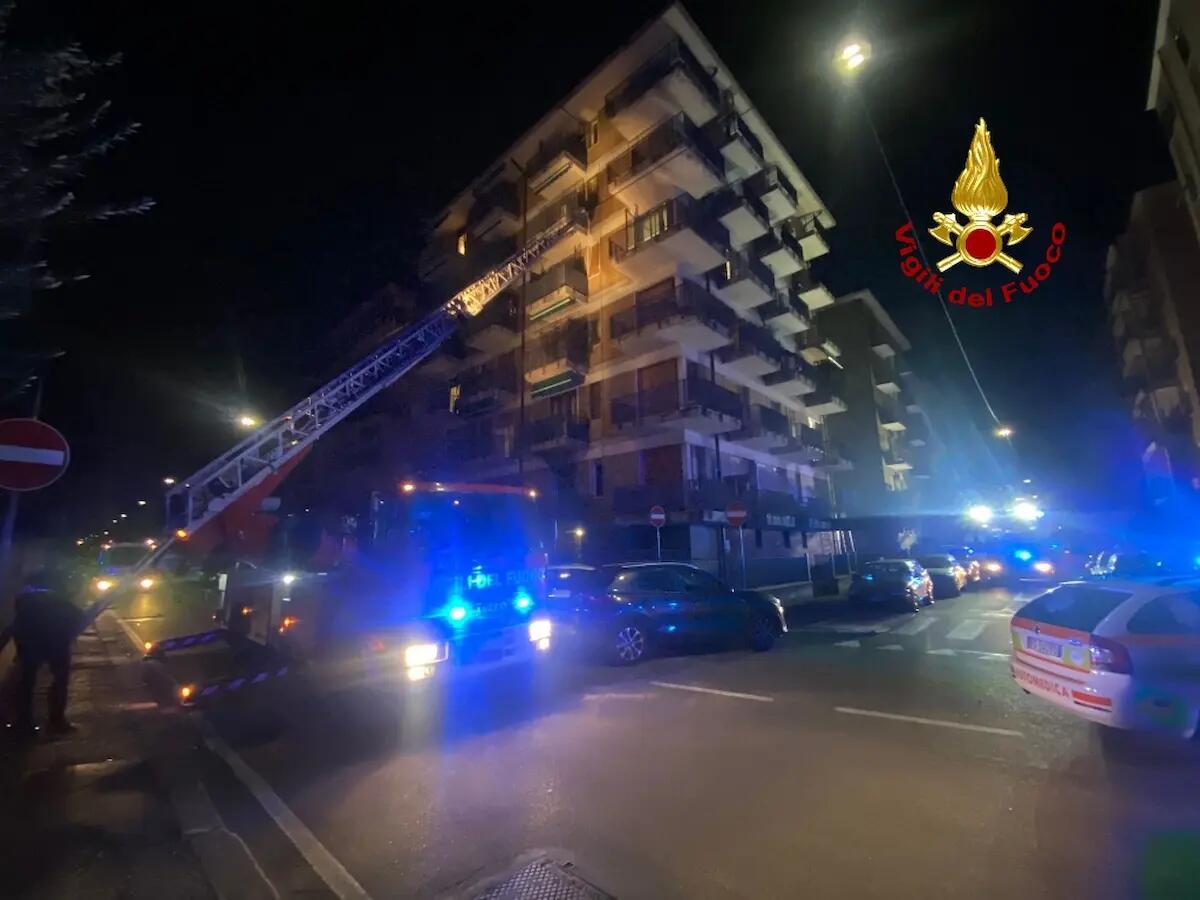 Incendio in appartamento nella notte: evacuata palazzina a 6 piani - 
