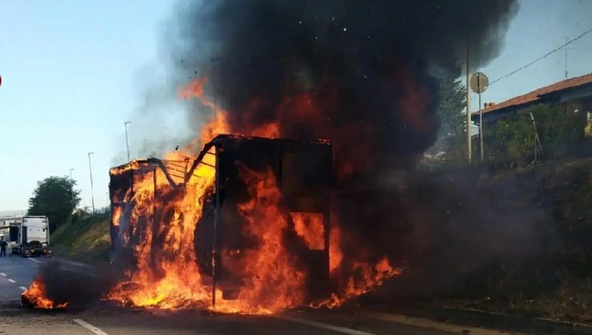 Tir in fiamme, Transpolesana chiusa in direzione Verona - 