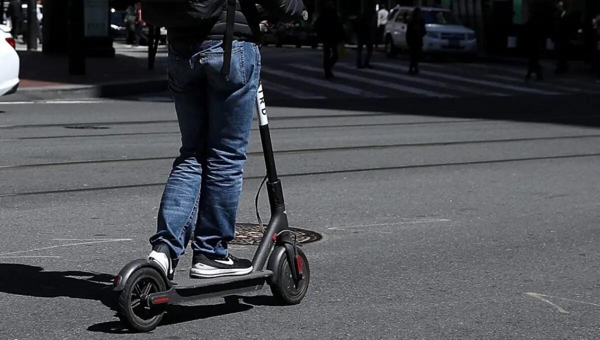 Scontro tra auto e monopattino: 30enne sbalzato dopo l'impatto con la vettura - 