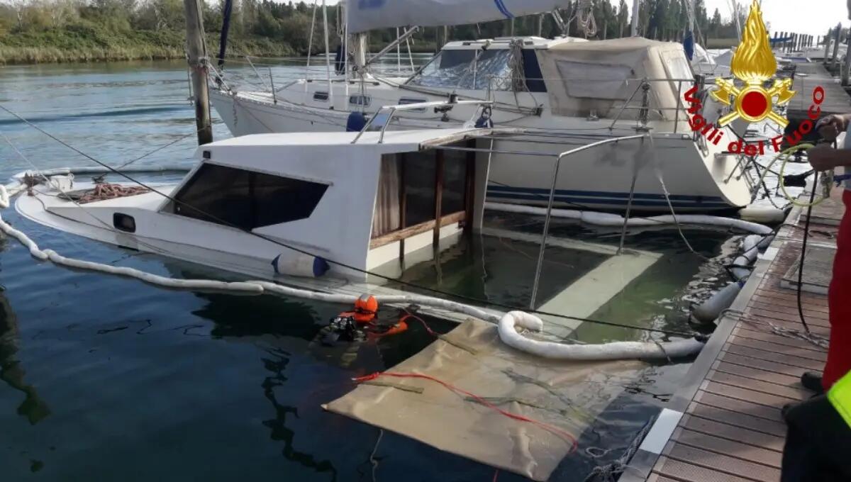 Affonda una barca, Vigili del fuoco al lavoro per riportarla a galla - 