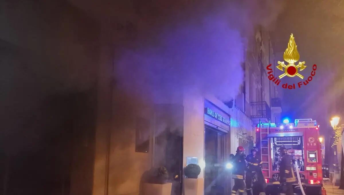 Incendio al Burger King del Viale a Trieste: evacuato l’intero palazzo - 