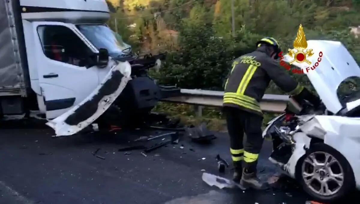 Scontro tra due auto e un furgone: due feriti - 