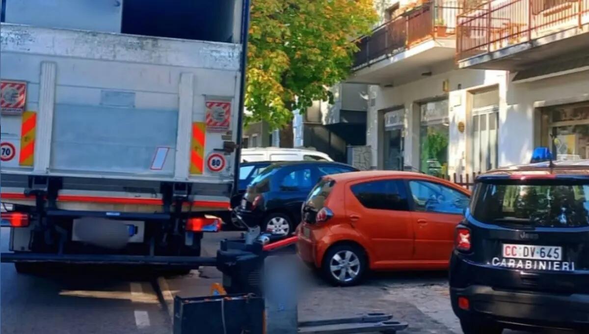 Corriere si amputa un dito mentre scarica la merce con il transpallet - 
