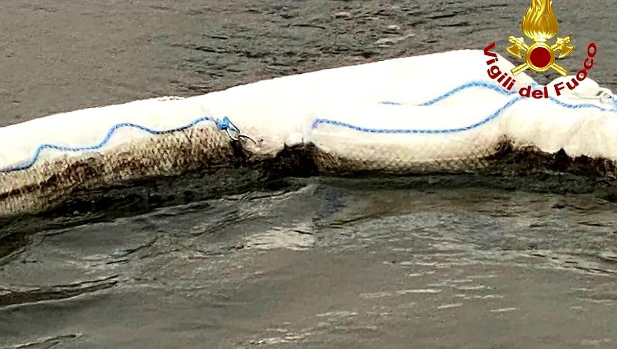 Aussa Corno, sversamento di idrocarburi nel canale: intervento in corso - 