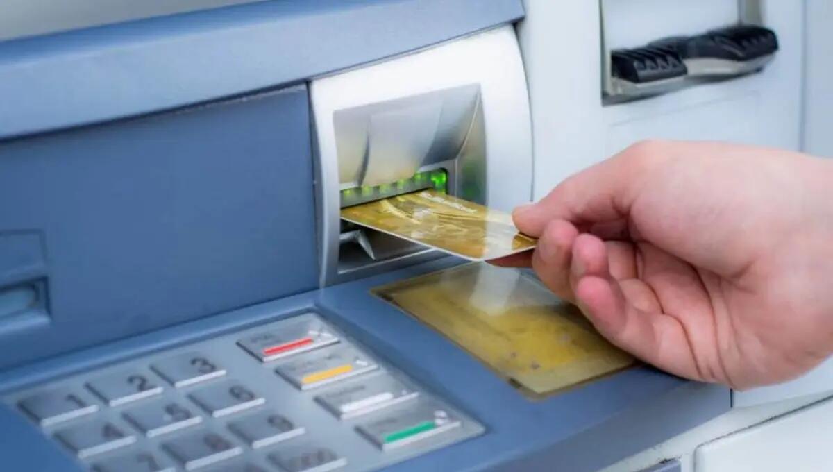 Fingono di aiutare gli anziani al bancomat e li derubano: denunciati - 