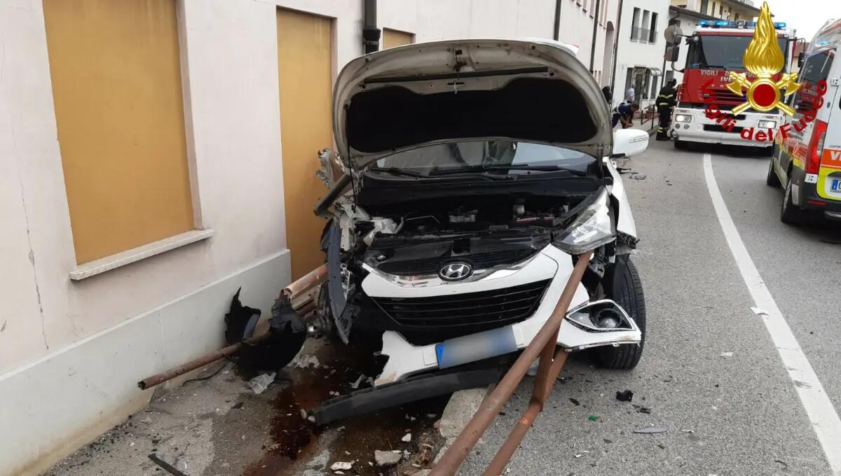 Sbanda con l'auto che finisce infilzata da una ringhiera: ferito l'autista - 