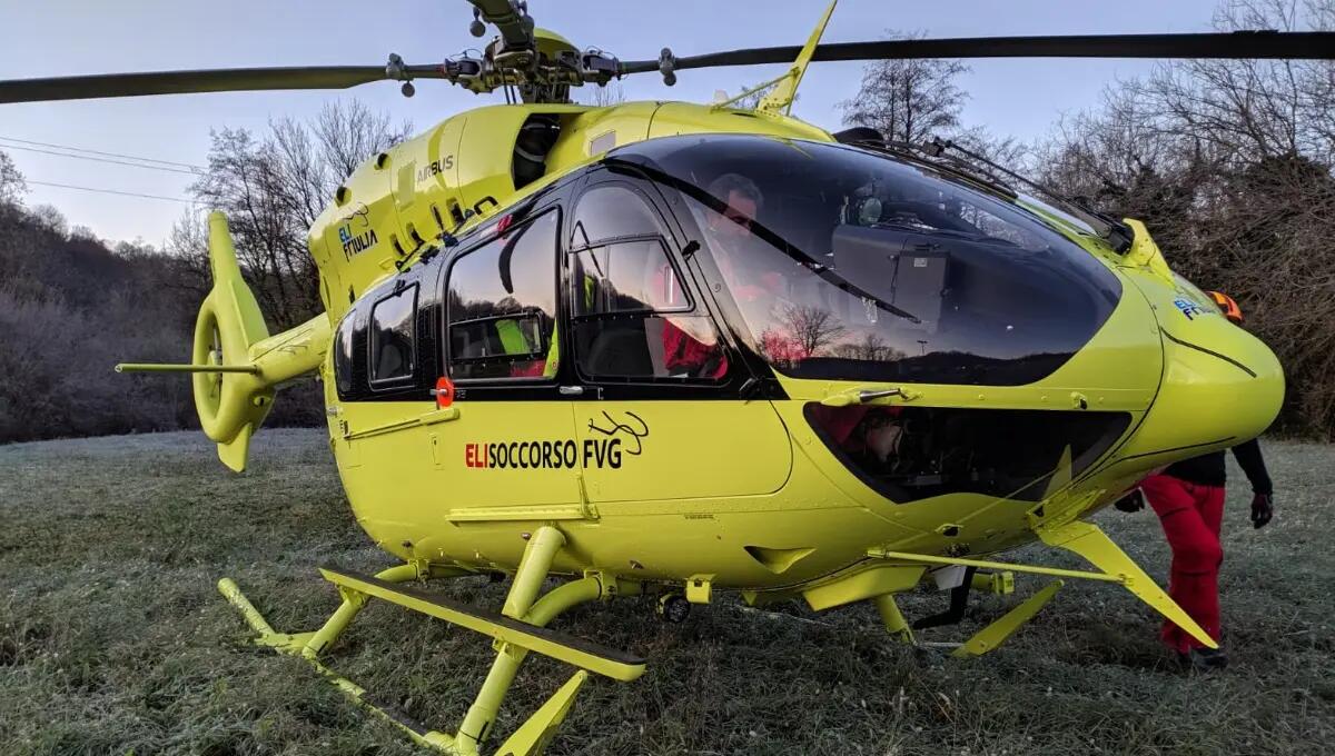 Donna travolta da una moto mentre cammina: è grave - 