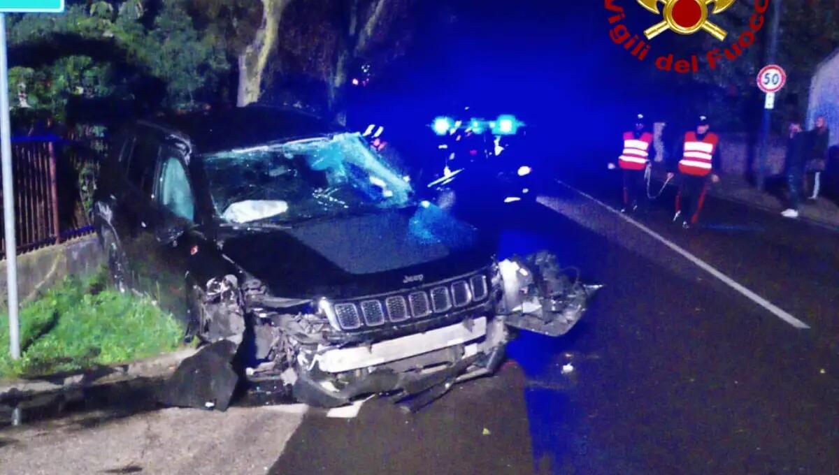 Sbanda con l'auto, si schianta contro 2 alberi e una recinzione: ferito - 