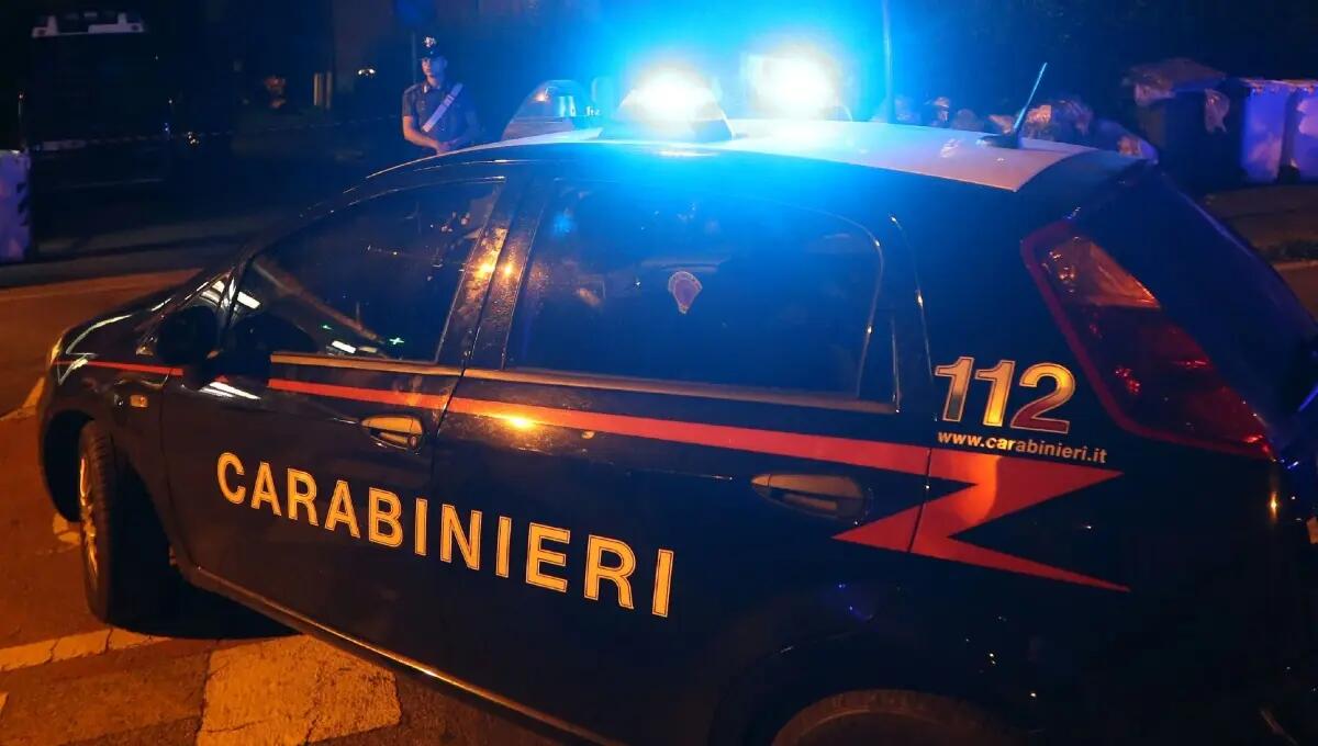 Tenta di rapinare 2 clienti del distributore: 50enne arrestato, poi liberato - 