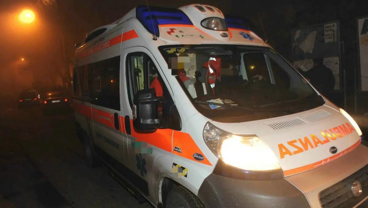 Due incidenti all'alba: auto contro il muro e uno scontro frontale - 