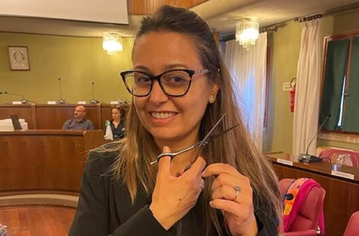 «Tagliamoci una ciocca di capelli per le donne iraniane». L'iniziativa del comune di Rovigo - 