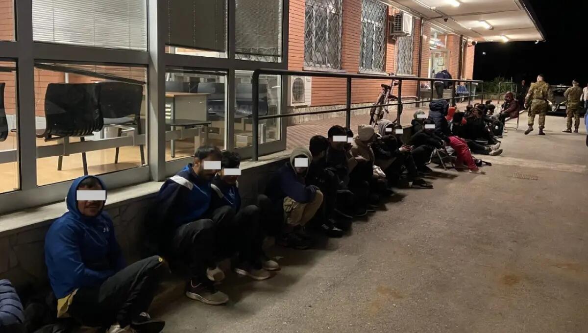 Nel furgone 32 clandestini, passeur tenta la fuga: preso - 