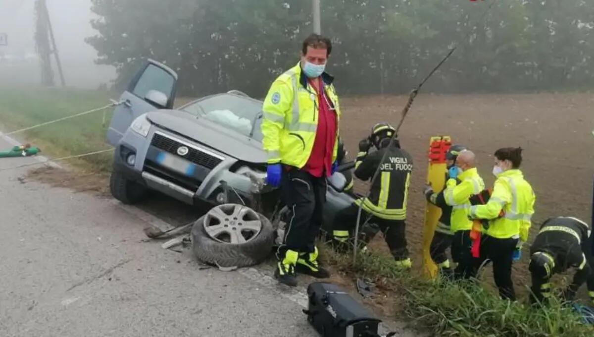Scontro tra due auto, una finisce fuoristrada: 80enne incastrato, ferito - 