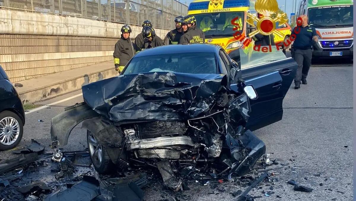 Imbocca il sottopasso contromano, scontro tra 3 auto: 4 feriti - 