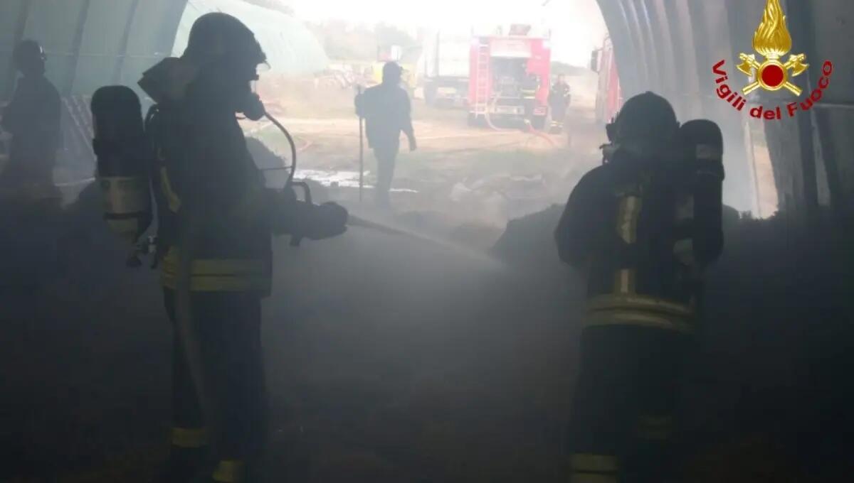 Rotoballe in fiamme in un capannone a Coseano (UD): pompieri sul posto - 