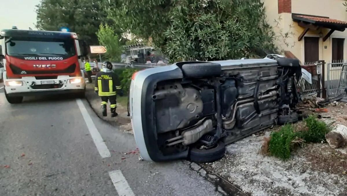 Sbanda, si ribalta su una ringhiera e abbatte la colonnina del gas: 2 feriti - 