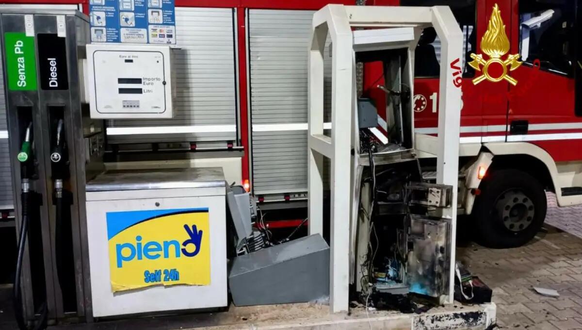 Colpo al distributore Tamoil: fanno esplodere la colonnina self - 