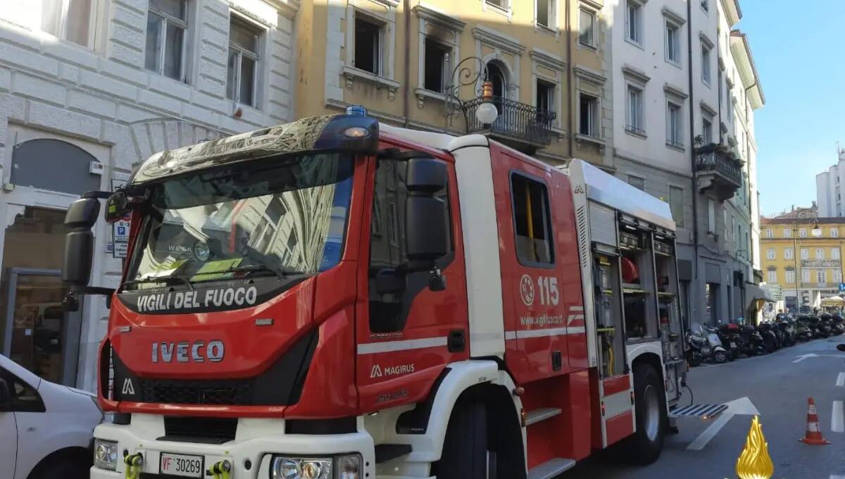 Incendio in appartamento a Trieste: intervento dei pompieri - 