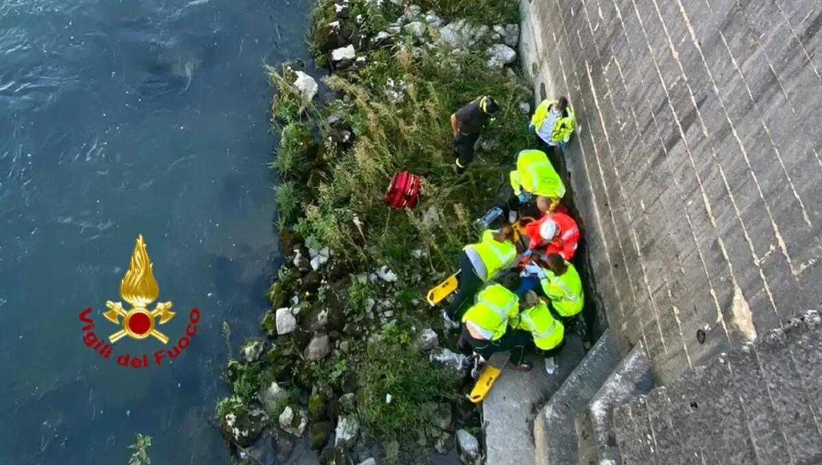 Perde l'equilibrio e finisce nel greto dell'Adige: grave un uomo - 