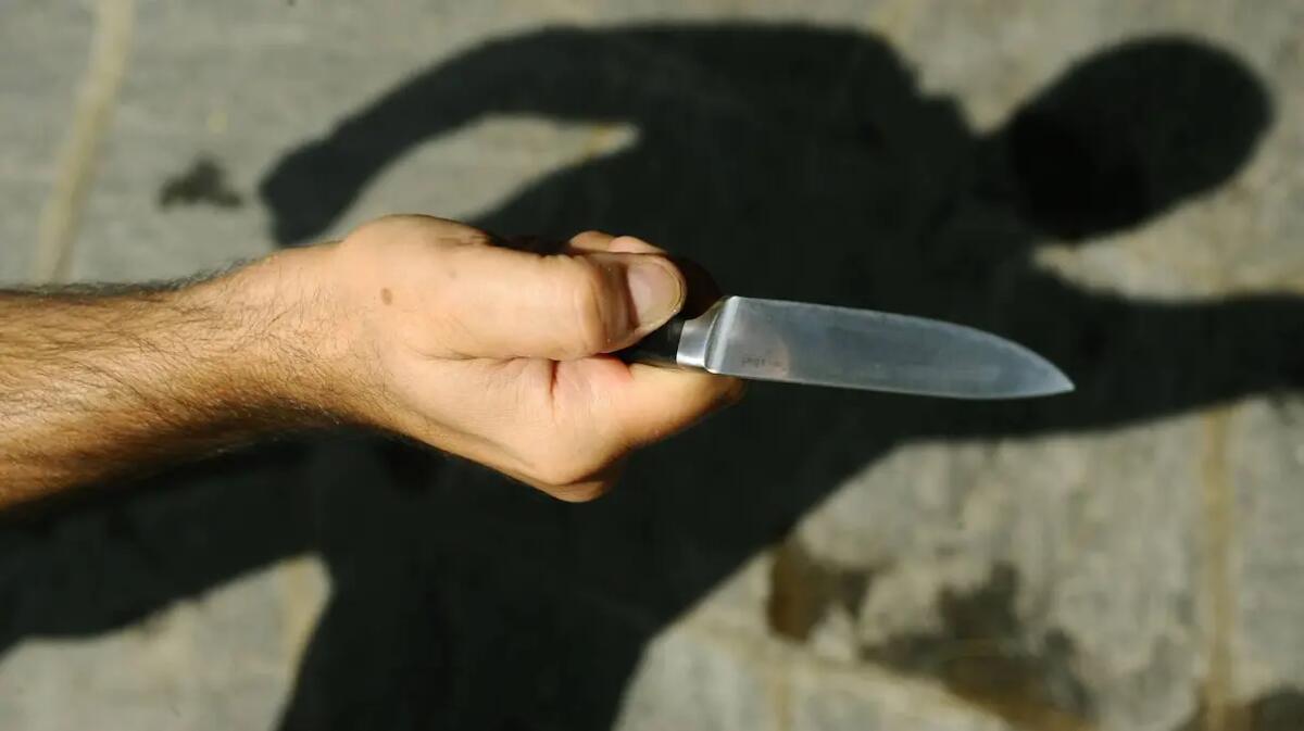 Accoltellato al collo per strada: ferito gravemente un 19enne - 