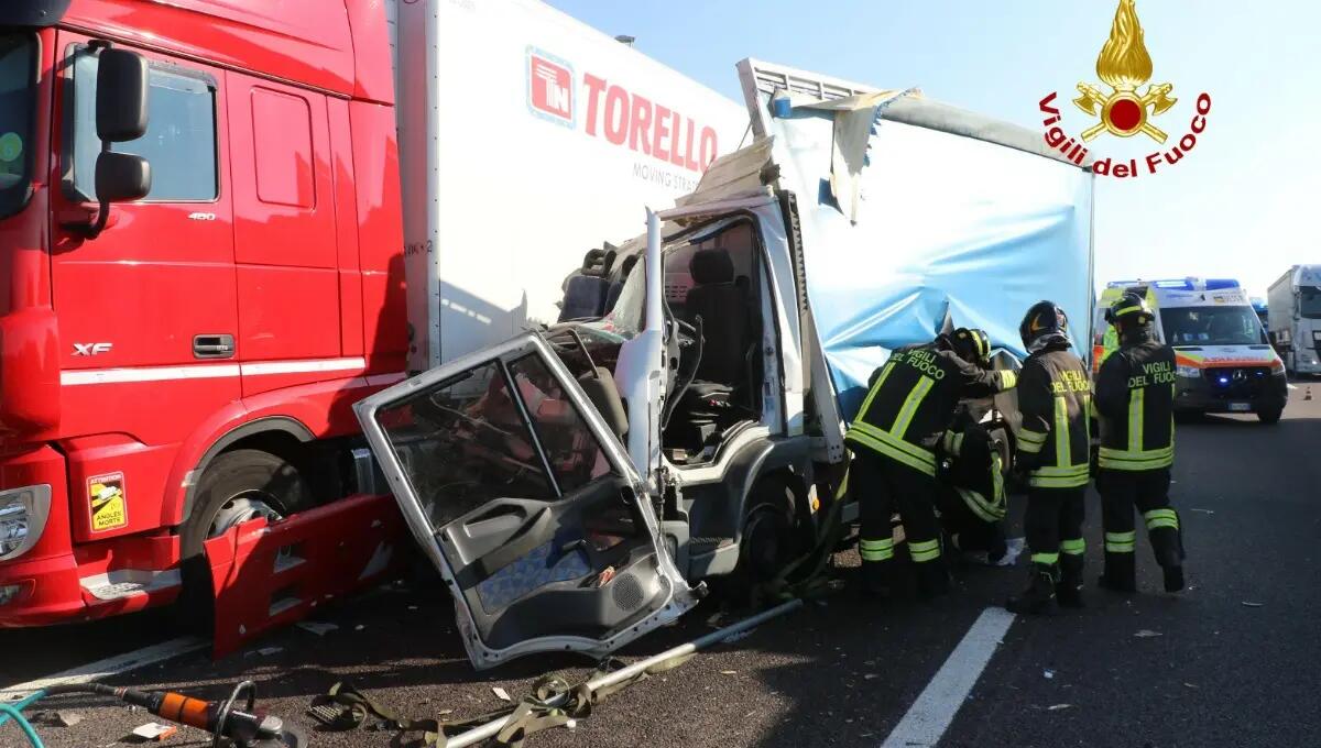 Tampona un camion  in A4 fermo in corsia d'emergenza: grave l'autista - 