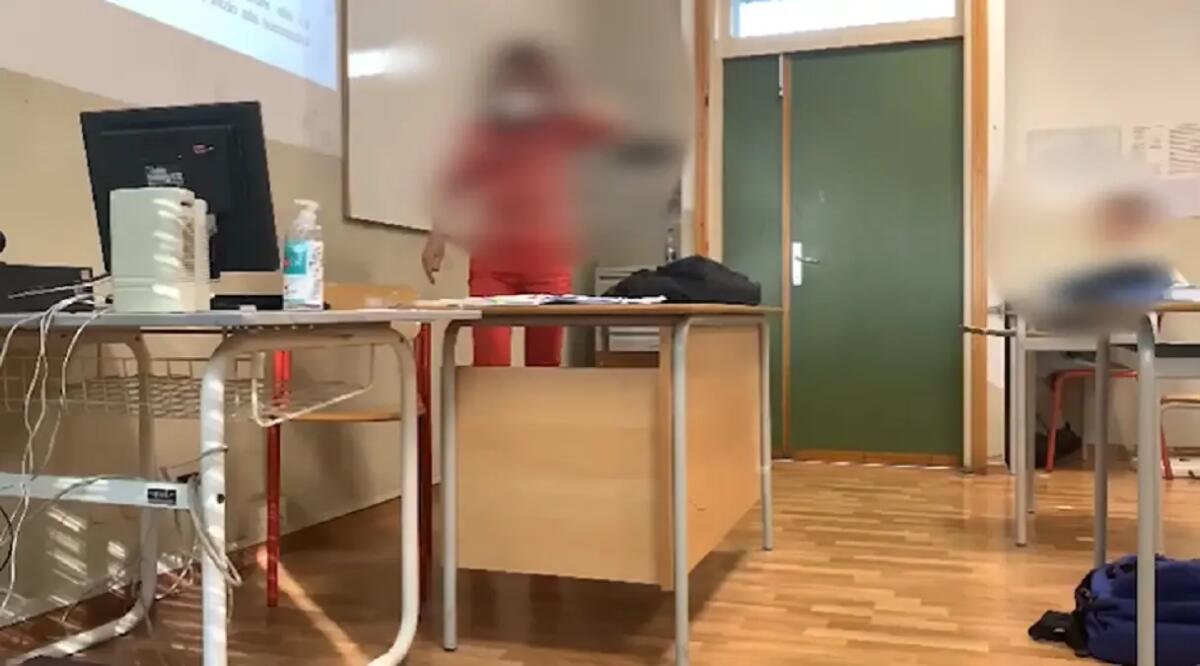 Studenti sparano alla prof in classe con una pistola ad aria compressa - 