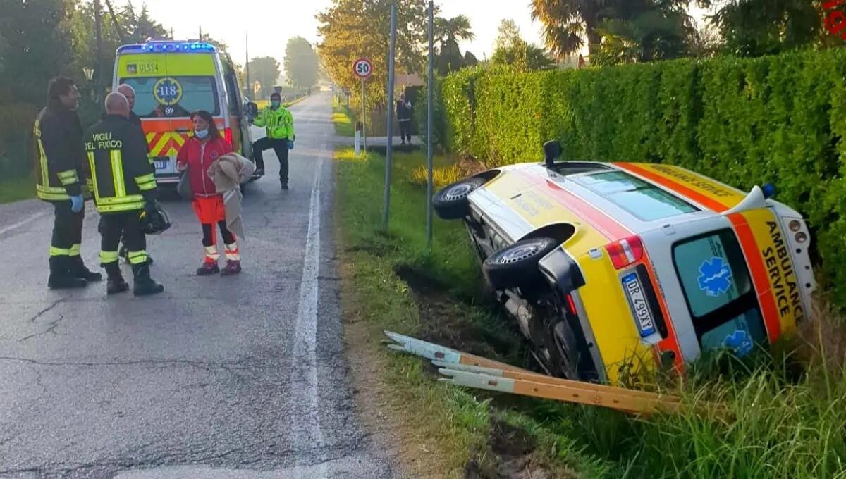 Portogruaro, ambulanza con paziente a bordo finisce fuori strada - 
