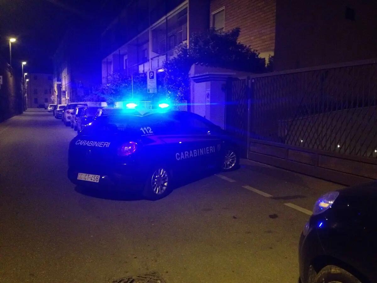 Fabbrica una bottiglia incendiaria da usare contro il presunto amante: arrestato 41enne rumeno - 