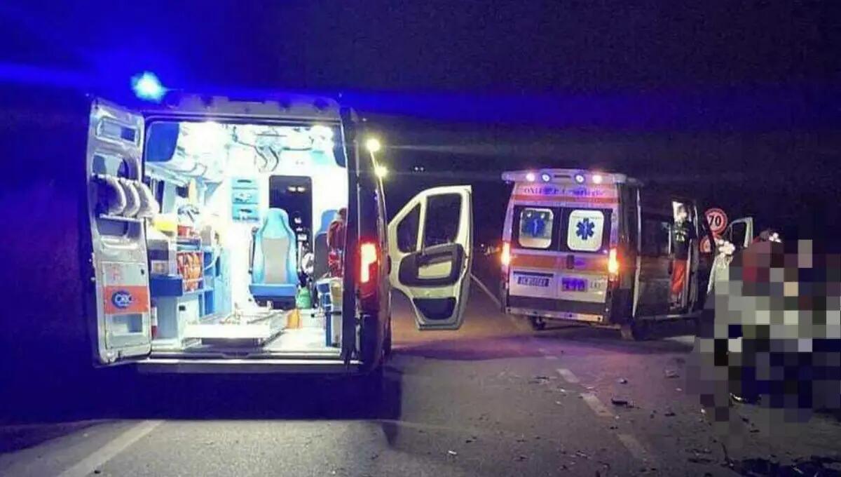 Si schianta con l'auto contro un muro: grave una giovane donna - 