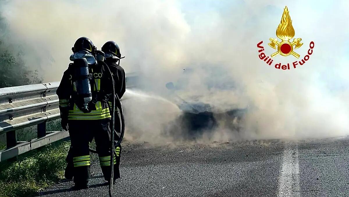Fumo dal motore, poi l'auto avvolta dalle fiamme: 3 persone in salvo - 