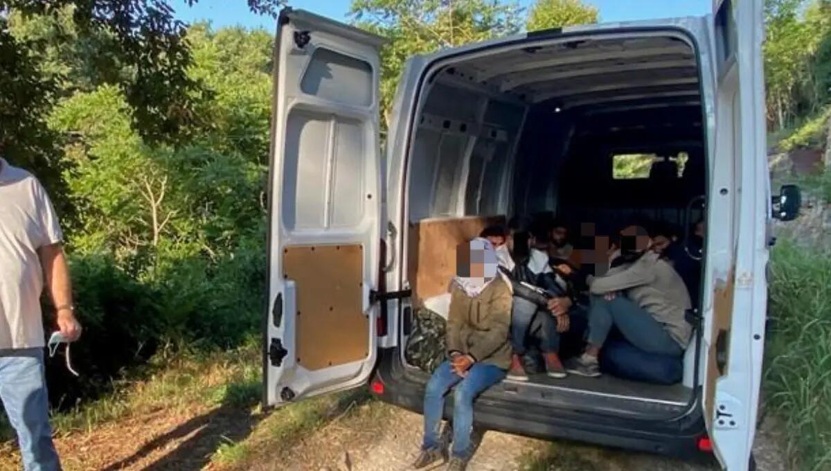 Trasportavano 19 clandestini ammassati in un furgone: arrestati 3 passeur - 