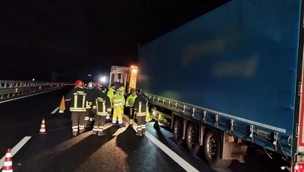 Incendio di un Tir sul RA 13, fiamme dal pacco batterie - 