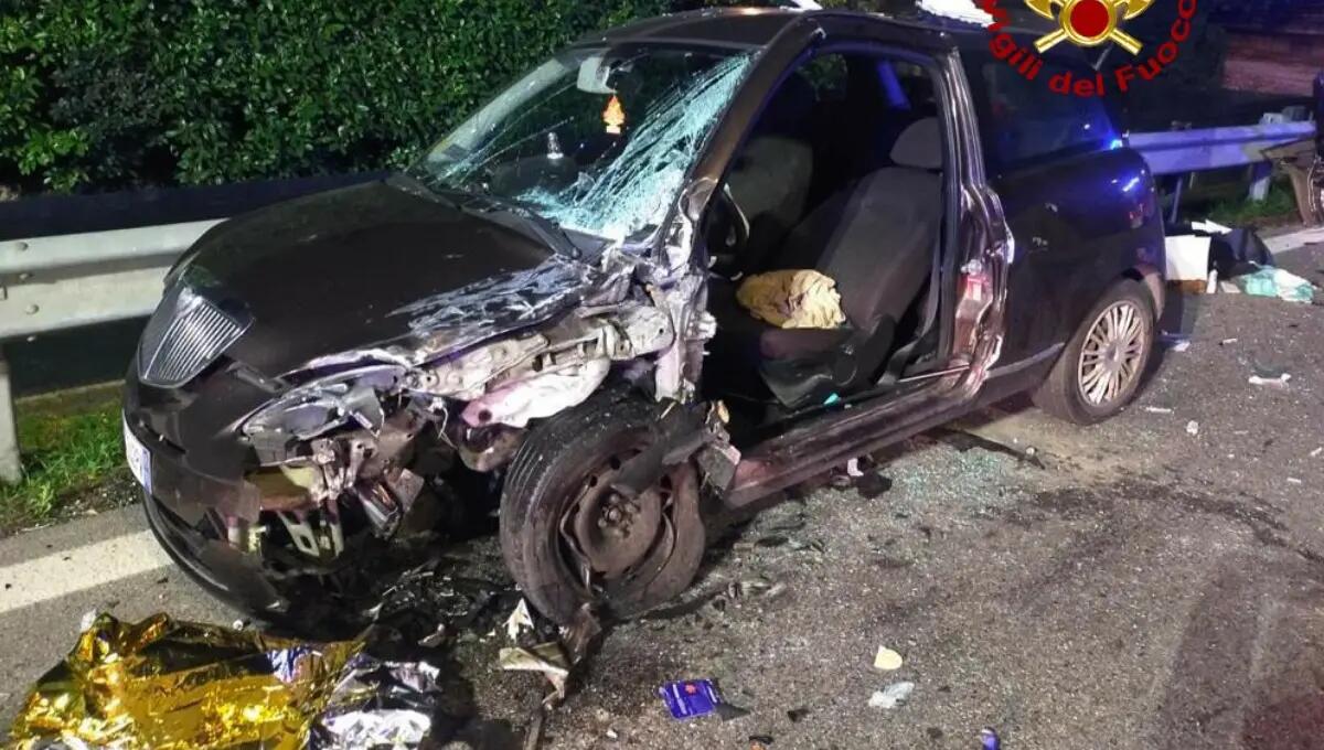 Violento scontro tra auto e Fiorino: grave una donna - 