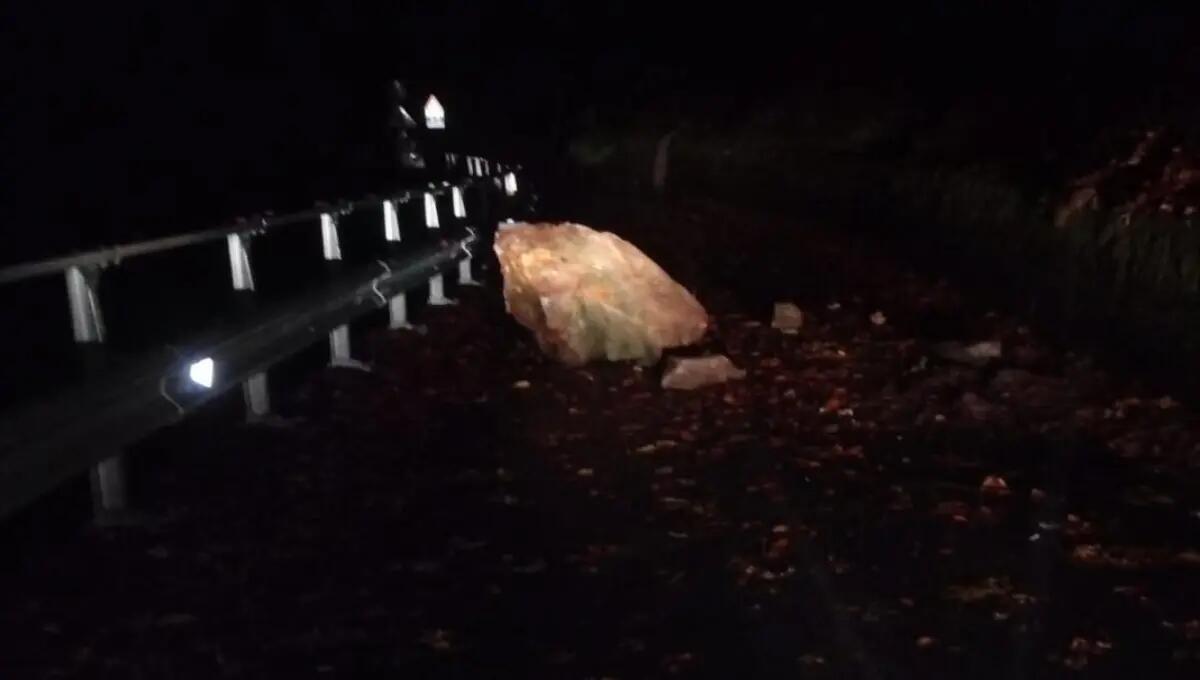 Maltempo, grosso masso finisce sulla strada a Pulfero - 