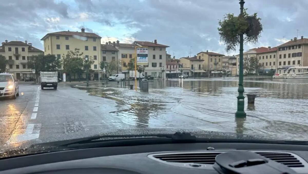 Maltempo, allagamenti di strade e scantinati. Acqua alta a Grado - 