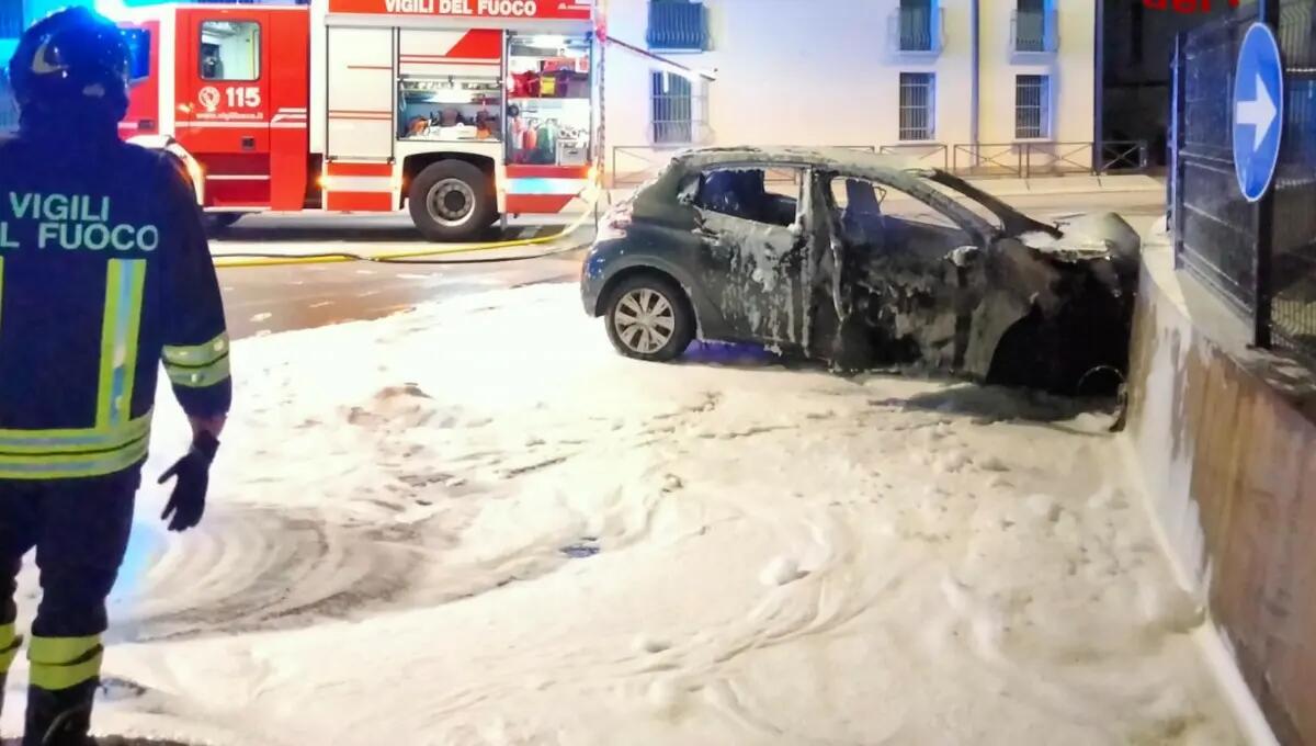 Si schiantano contro un muro, l'auto si incendia: ferite 2 ragazze - 