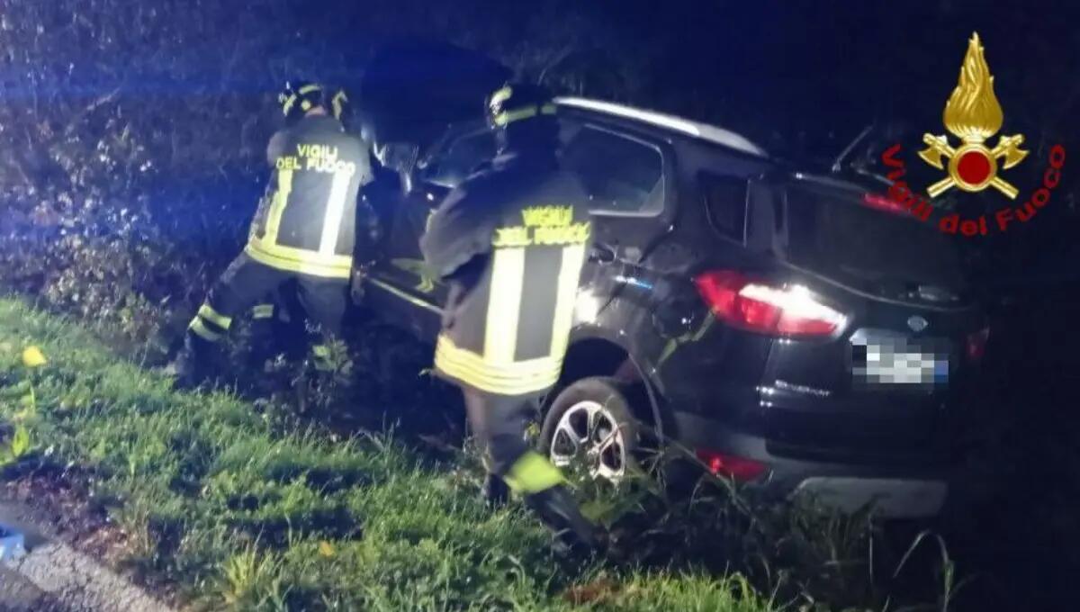 Sbanda e finisce fuori strada a Morsano al Tagliamento: ferito il conducente - 