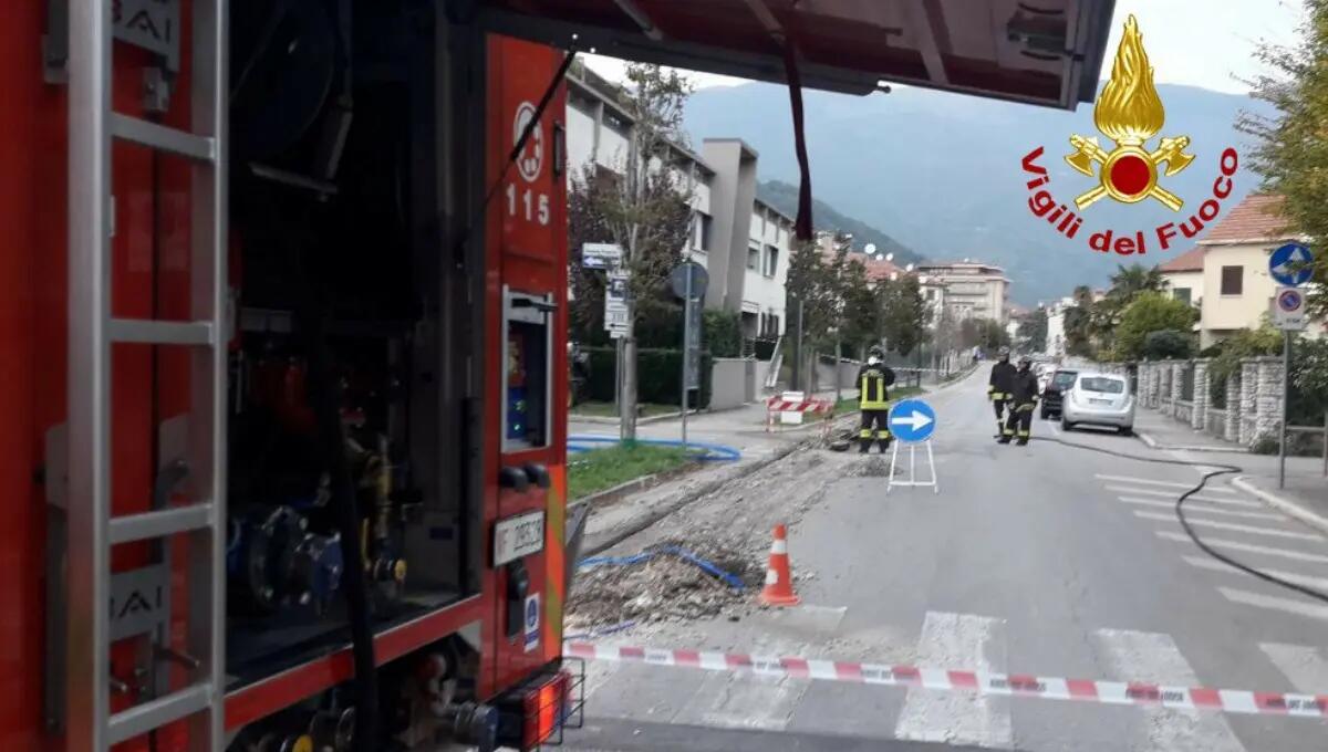 Vittorio Veneto, rotto il tubo del gas durante gli scavi per la fibra: strada chiusa - 