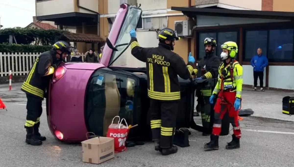 Con la minicar urta un'auto in sosta e si ribalta: ferito - 