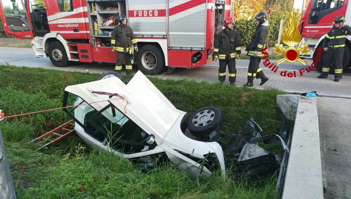 Con l'auto contro un muro nel canale di scolo: morto sul colpo - 